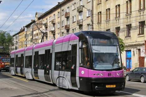 Toamna tramvaielor: Dacă n-au fost interesaţi de românescul Imperio, orădenii sunt invitaţi să admire polonezul Pesa Swing